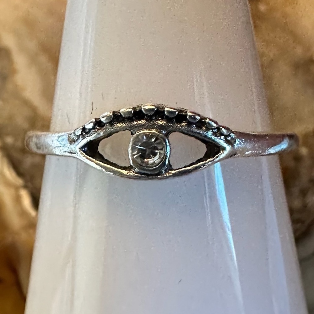 3204 Elegant Silver Eye Ring